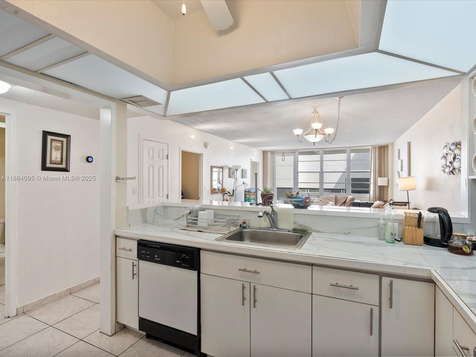 Active With Contract: $299,000 (1 beds, 1 baths, 896 Square Feet)