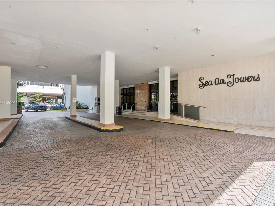 Active With Contract: $299,000 (1 beds, 1 baths, 896 Square Feet)