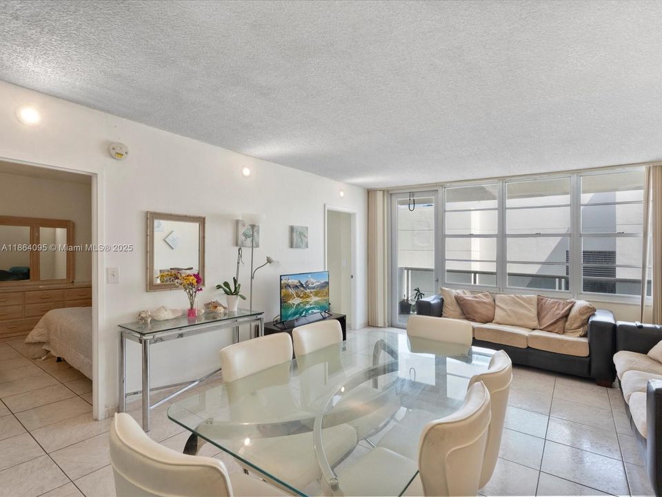 Active With Contract: $299,000 (1 beds, 1 baths, 896 Square Feet)