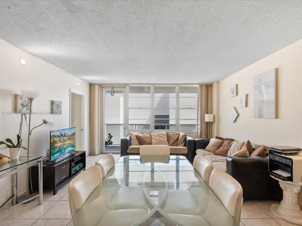 Active With Contract: $299,000 (1 beds, 1 baths, 896 Square Feet)