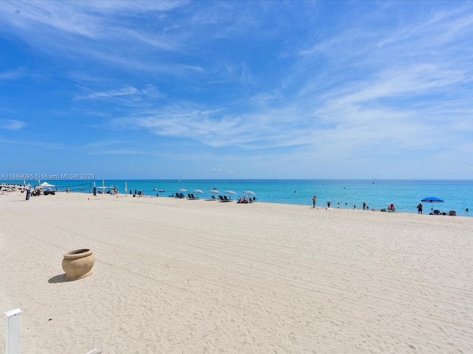 Active With Contract: $299,000 (1 beds, 1 baths, 896 Square Feet)