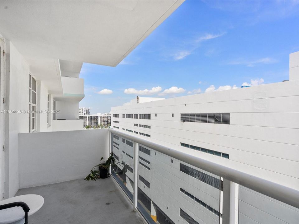 Active With Contract: $299,000 (1 beds, 1 baths, 896 Square Feet)