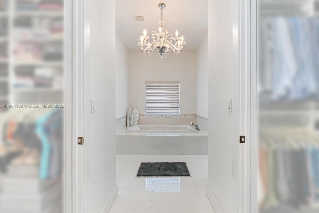 Под контрактом: $1,600,000 (5 спален, 4 ванн, 3246 Квадратных фут)