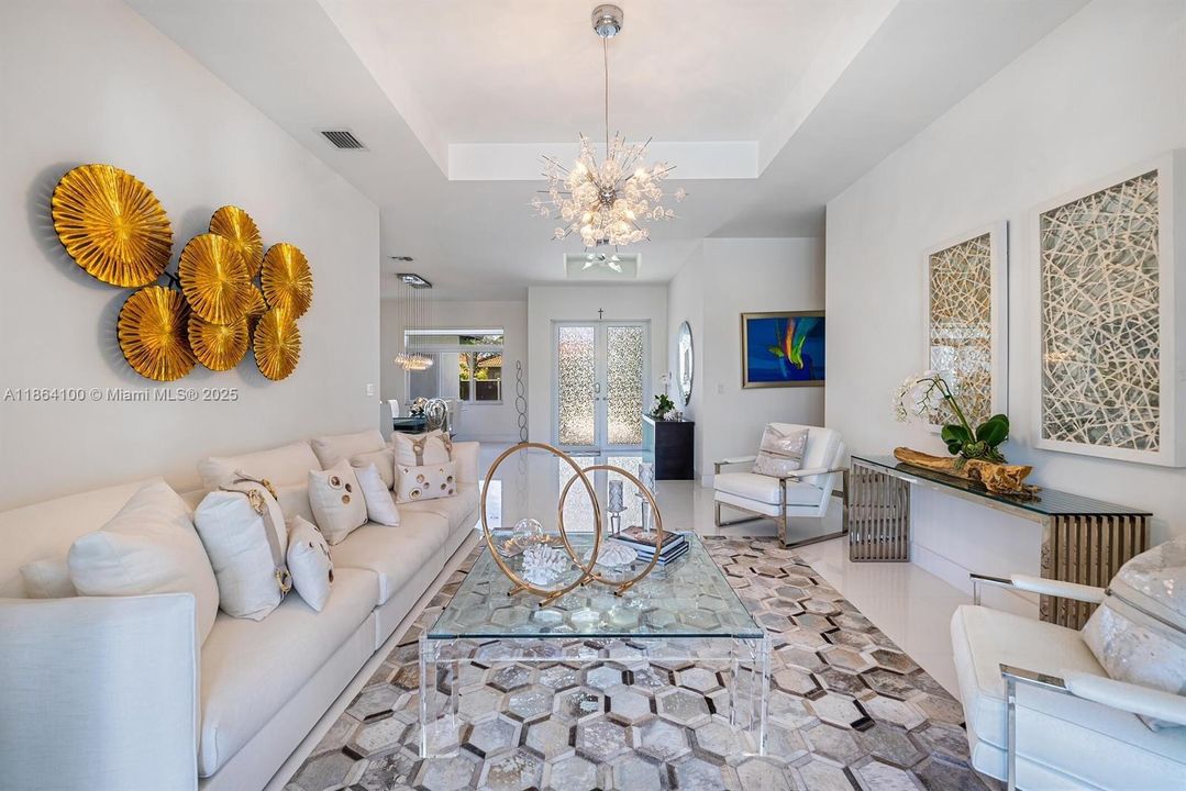 Под контрактом: $1,600,000 (5 спален, 4 ванн, 3246 Квадратных фут)