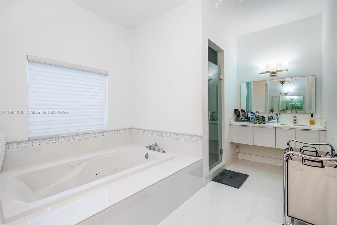 Под контрактом: $1,600,000 (5 спален, 4 ванн, 3246 Квадратных фут)