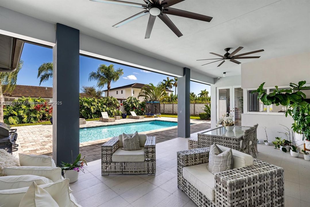 Под контрактом: $1,600,000 (5 спален, 4 ванн, 3246 Квадратных фут)