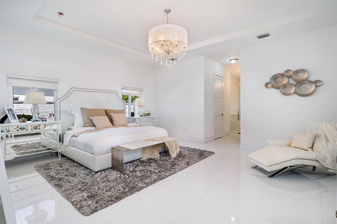 Под контрактом: $1,600,000 (5 спален, 4 ванн, 3246 Квадратных фут)