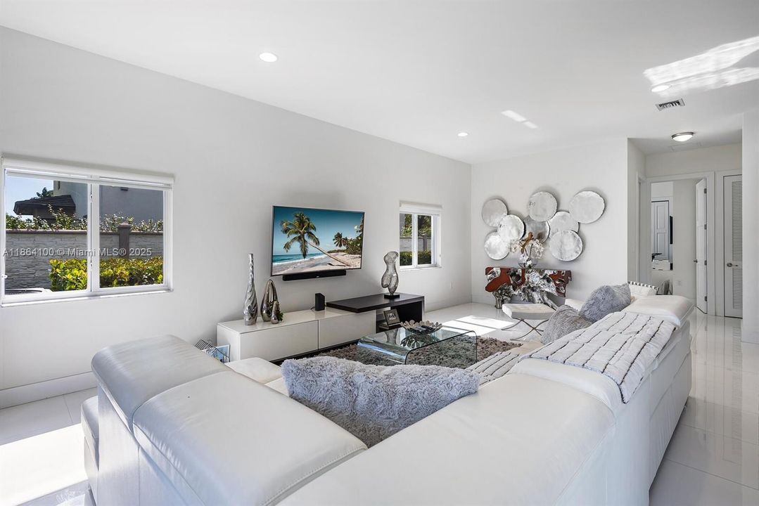 Под контрактом: $1,600,000 (5 спален, 4 ванн, 3246 Квадратных фут)