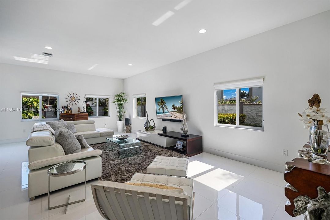 Под контрактом: $1,600,000 (5 спален, 4 ванн, 3246 Квадратных фут)