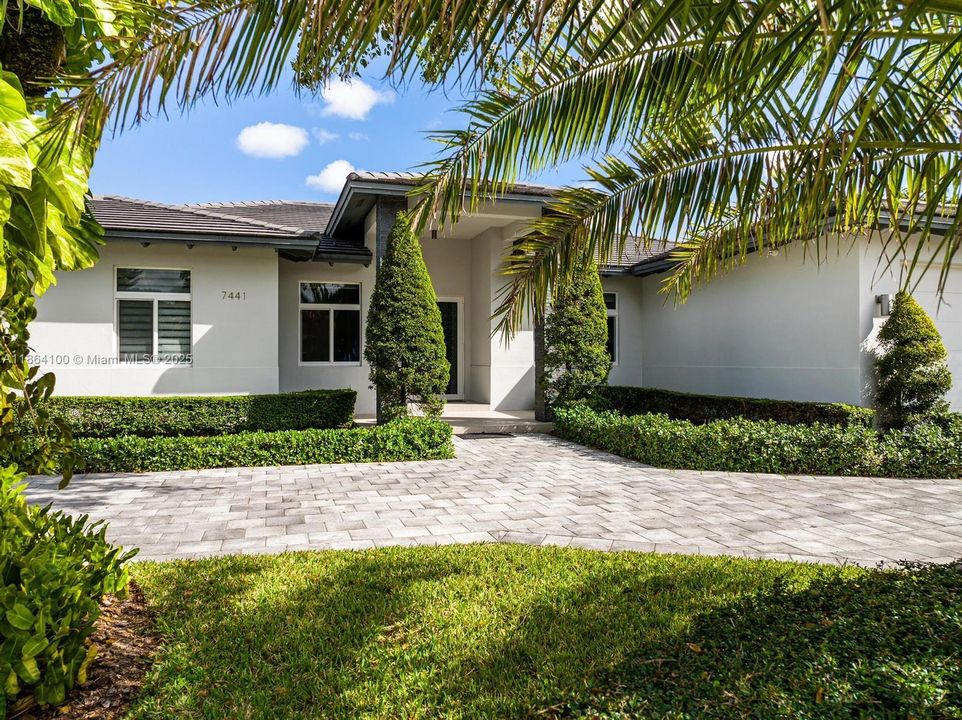 Под контрактом: $1,600,000 (5 спален, 4 ванн, 3246 Квадратных фут)