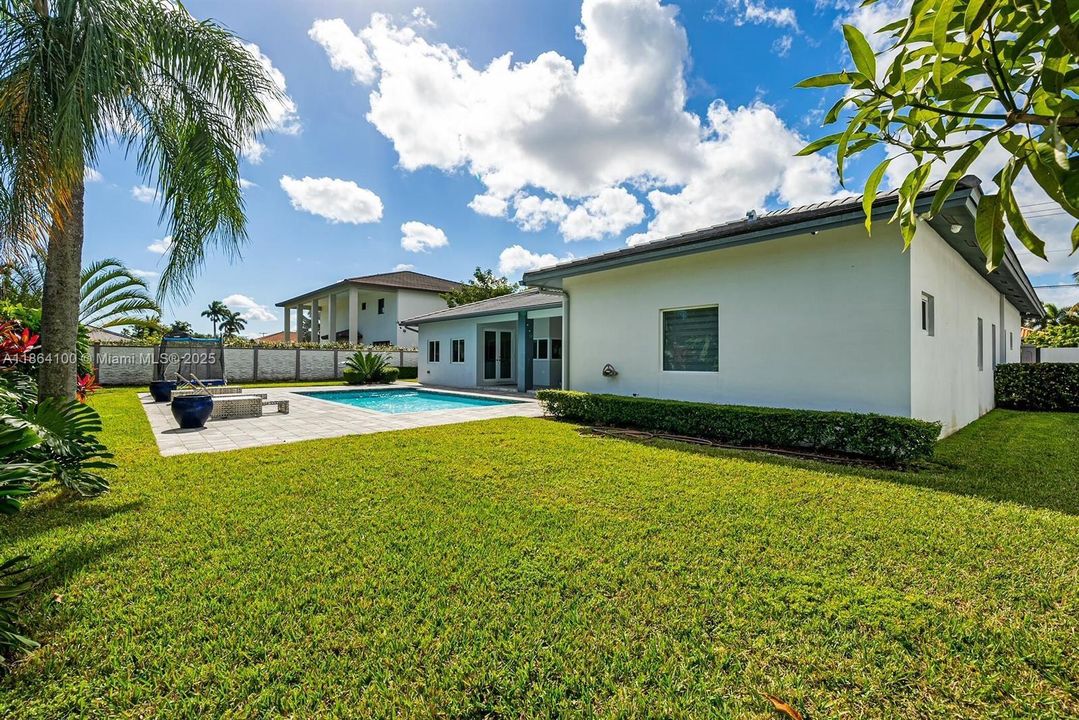 Под контрактом: $1,600,000 (5 спален, 4 ванн, 3246 Квадратных фут)