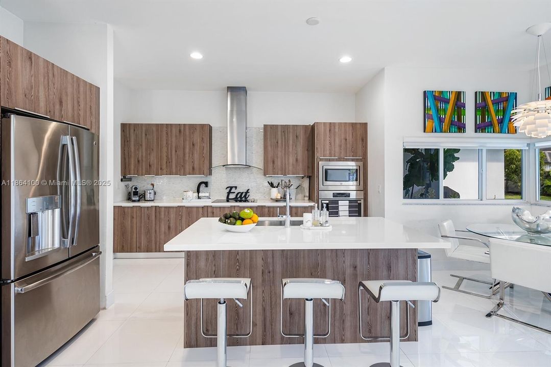 Под контрактом: $1,600,000 (5 спален, 4 ванн, 3246 Квадратных фут)