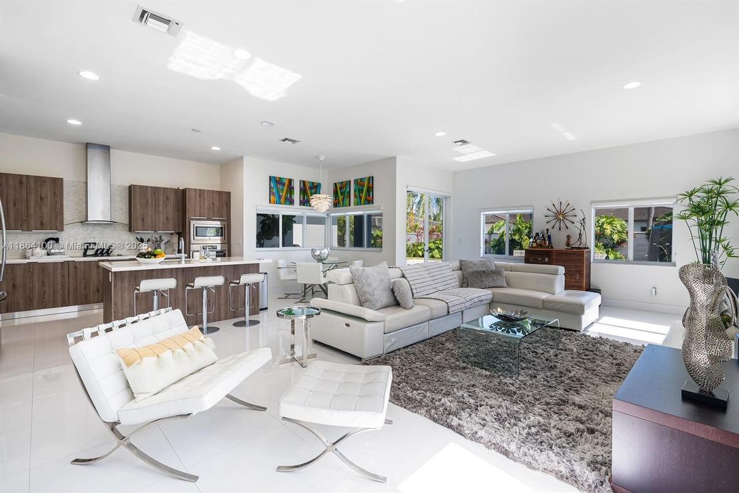 Под контрактом: $1,600,000 (5 спален, 4 ванн, 3246 Квадратных фут)