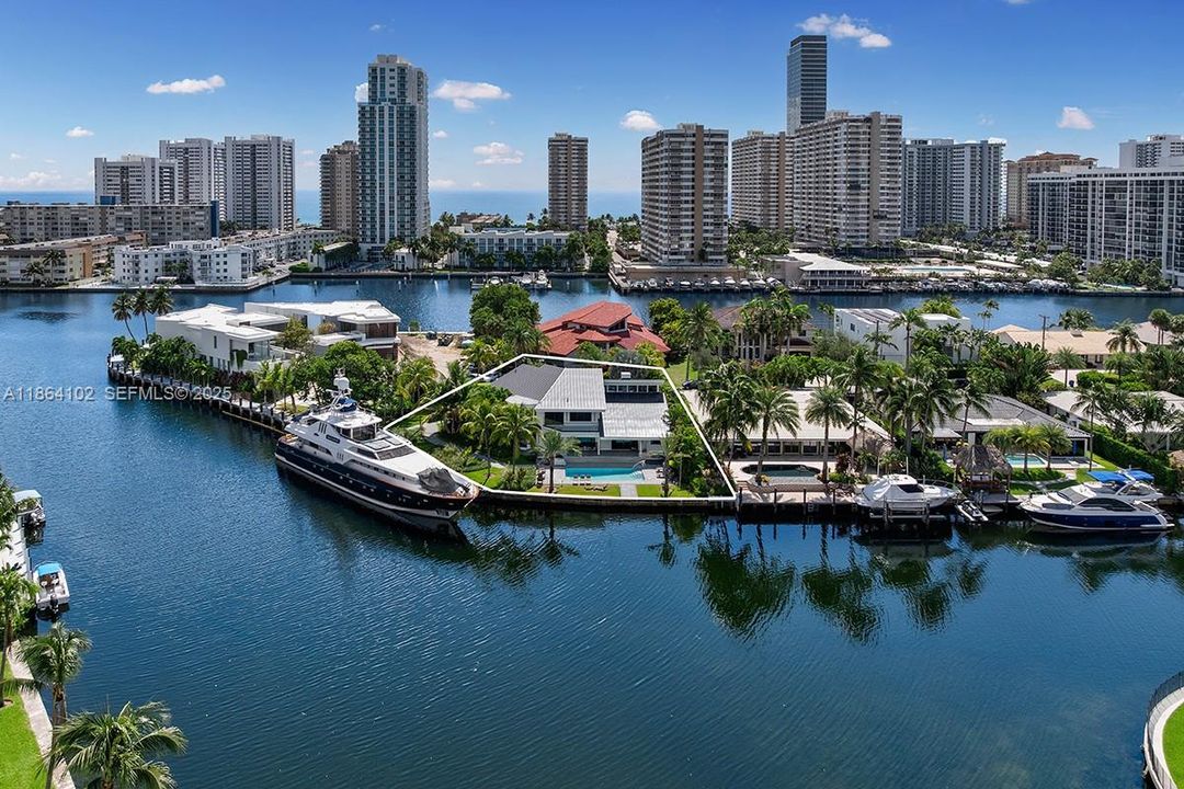 En Venta: $4,950,000 (3 camas, 4 baños, 5281 Pies cuadrados)