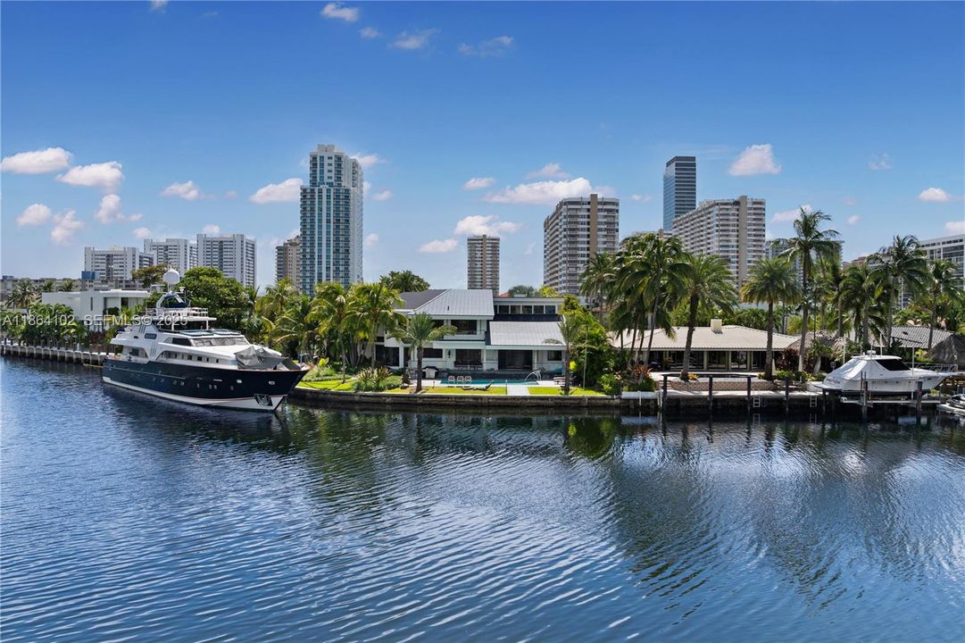 En Venta: $4,950,000 (3 camas, 4 baños, 5281 Pies cuadrados)