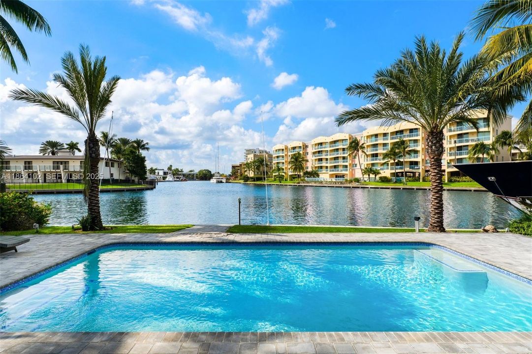 En Venta: $4,950,000 (3 camas, 4 baños, 5281 Pies cuadrados)