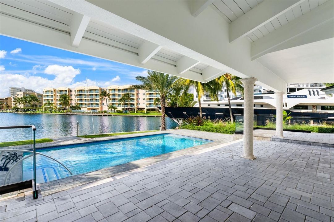 En Venta: $4,950,000 (3 camas, 4 baños, 5281 Pies cuadrados)