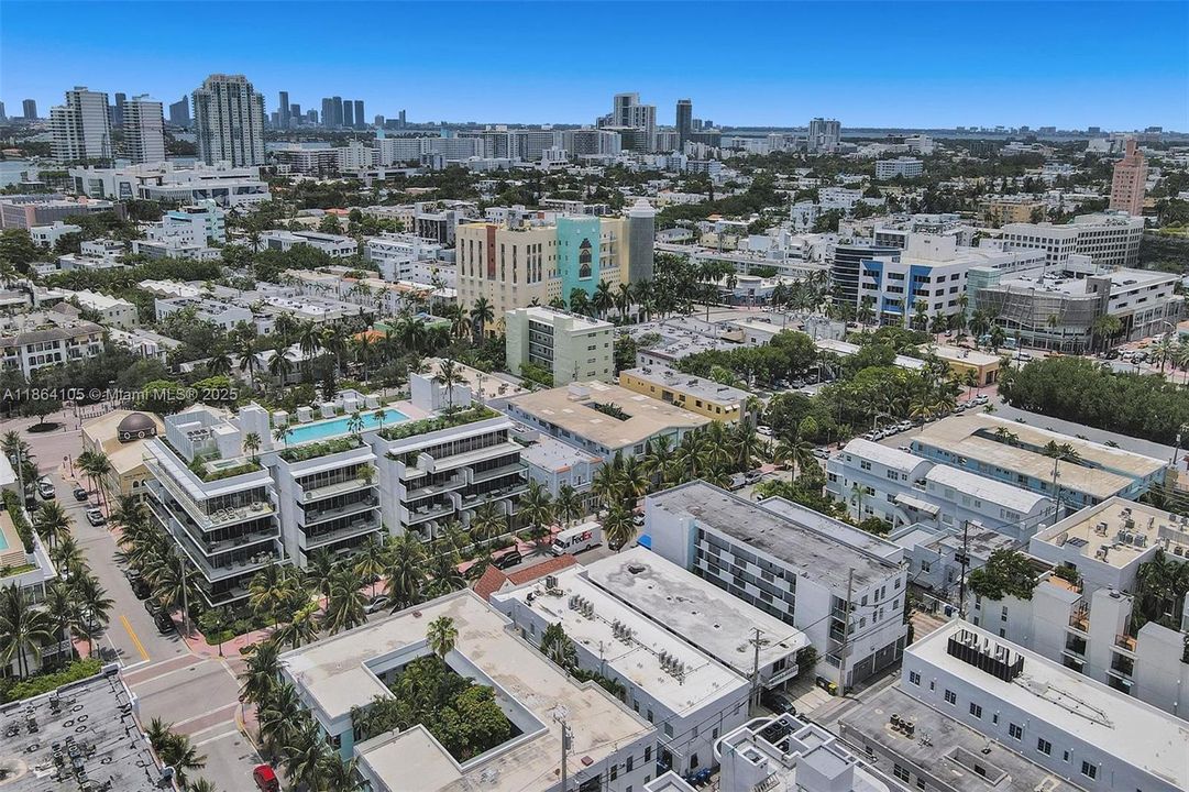 For Sale: $325,000 (1 beds, 1 baths, 700 Square Feet)