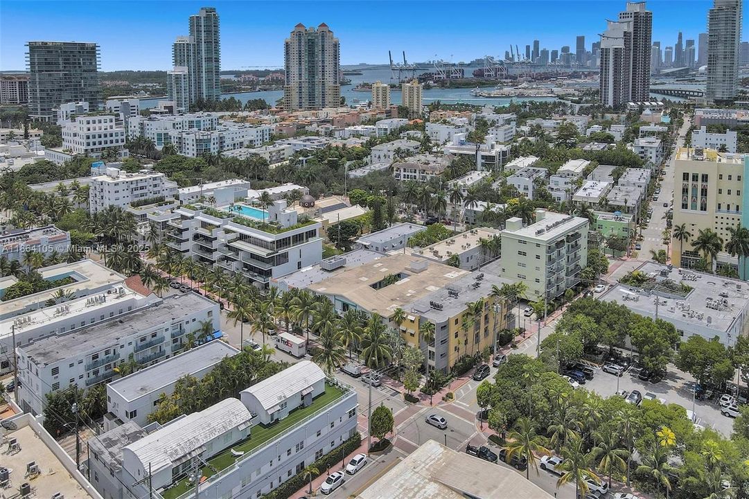 For Sale: $325,000 (1 beds, 1 baths, 700 Square Feet)