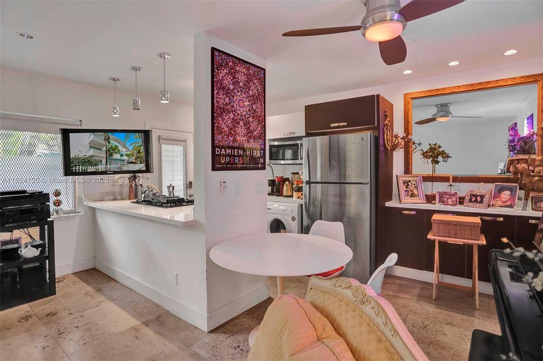 For Sale: $325,000 (1 beds, 1 baths, 700 Square Feet)