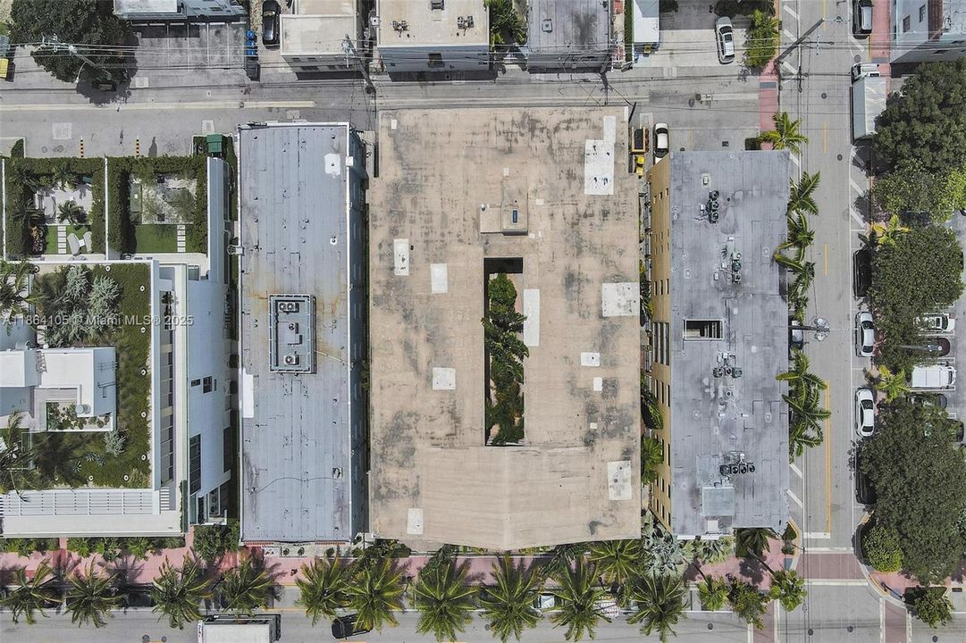 For Sale: $325,000 (1 beds, 1 baths, 700 Square Feet)