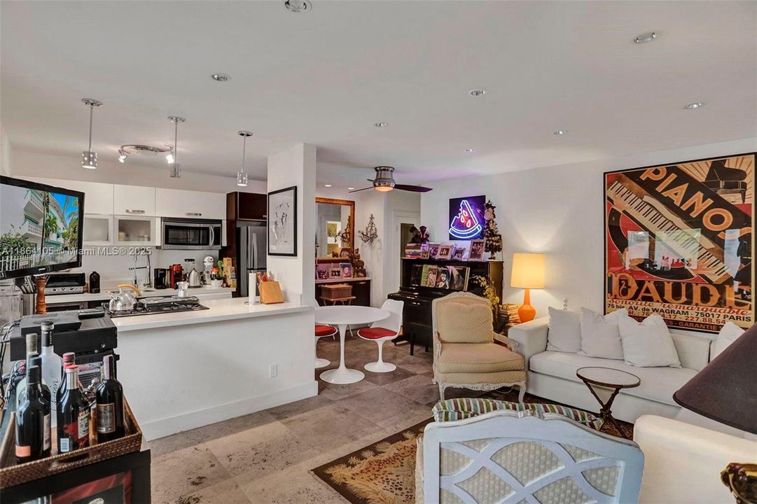 For Sale: $325,000 (1 beds, 1 baths, 700 Square Feet)