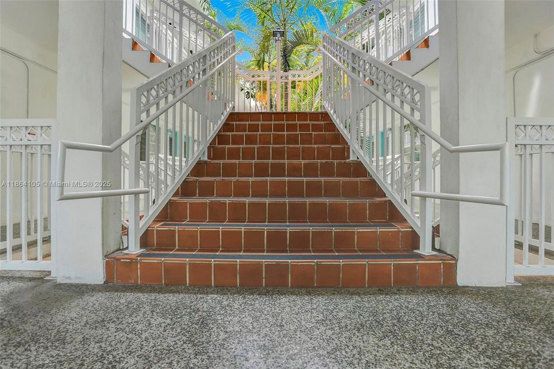 For Sale: $325,000 (1 beds, 1 baths, 700 Square Feet)