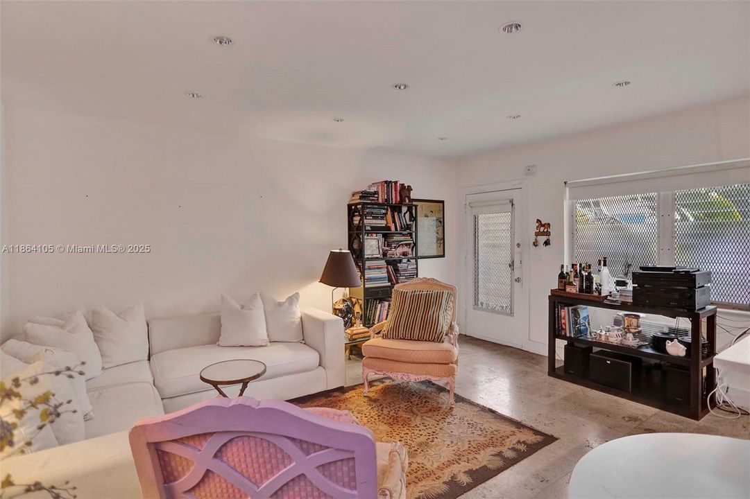 For Sale: $325,000 (1 beds, 1 baths, 700 Square Feet)