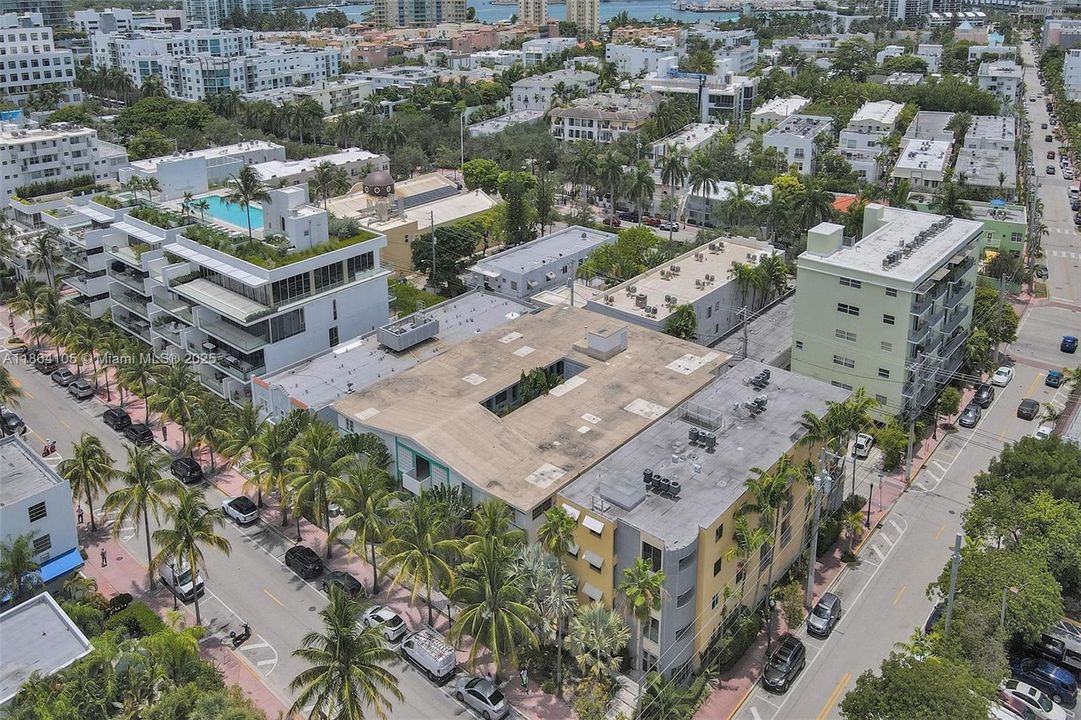 For Sale: $325,000 (1 beds, 1 baths, 700 Square Feet)