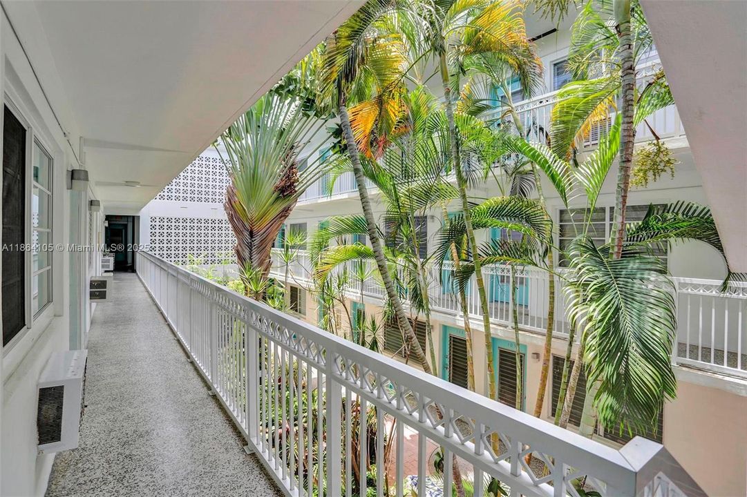 For Sale: $325,000 (1 beds, 1 baths, 700 Square Feet)