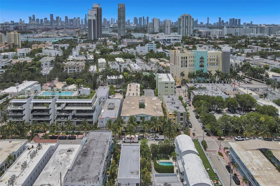 For Sale: $325,000 (1 beds, 1 baths, 700 Square Feet)