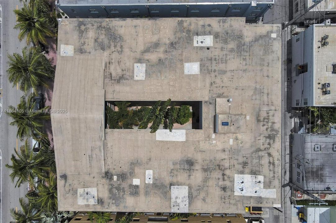 For Sale: $325,000 (1 beds, 1 baths, 700 Square Feet)