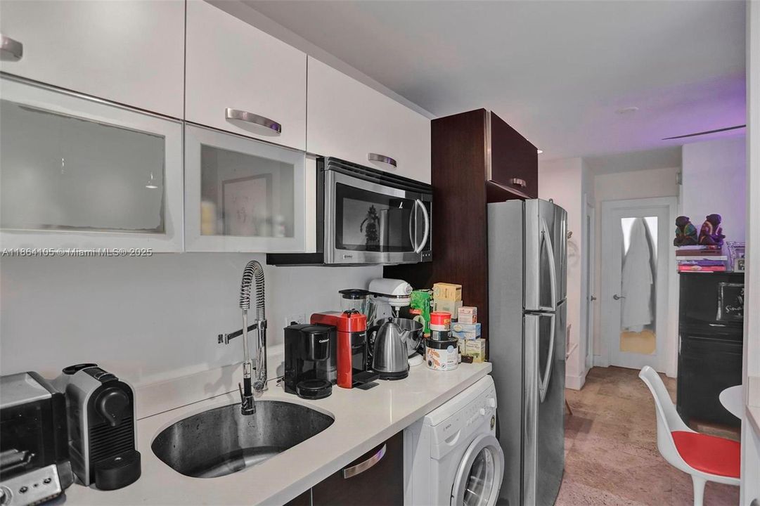 For Sale: $325,000 (1 beds, 1 baths, 700 Square Feet)