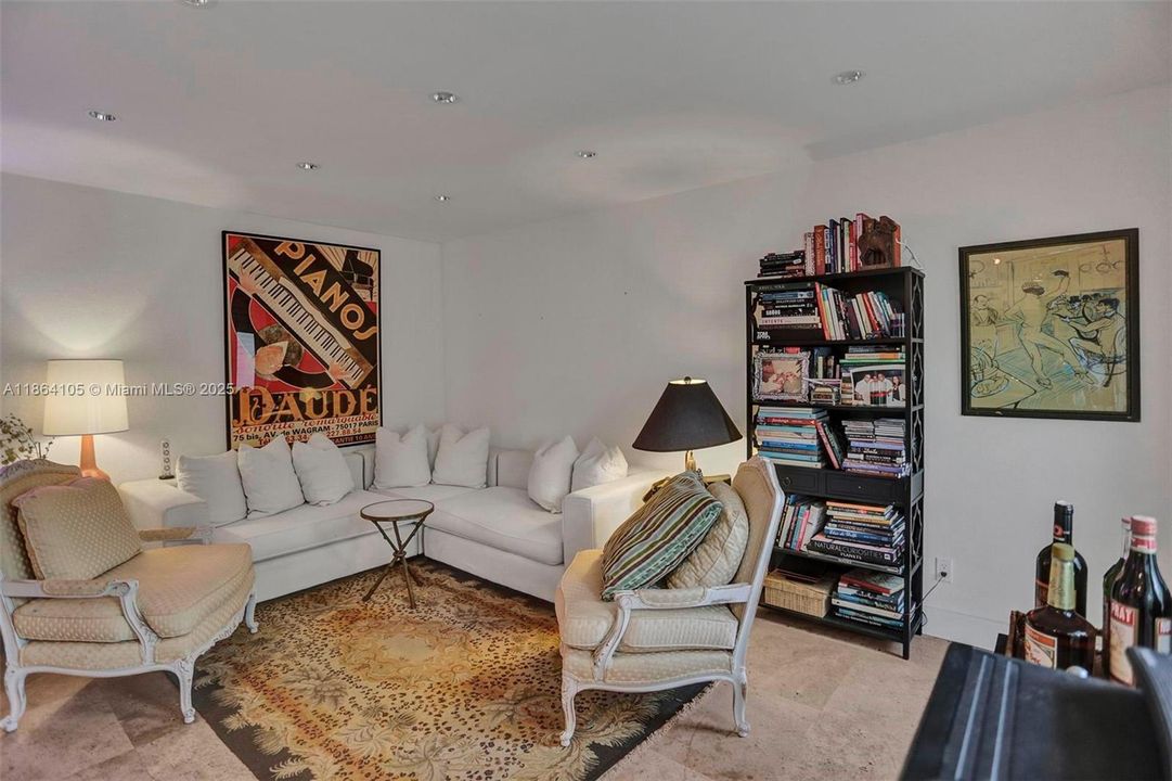 For Sale: $325,000 (1 beds, 1 baths, 700 Square Feet)