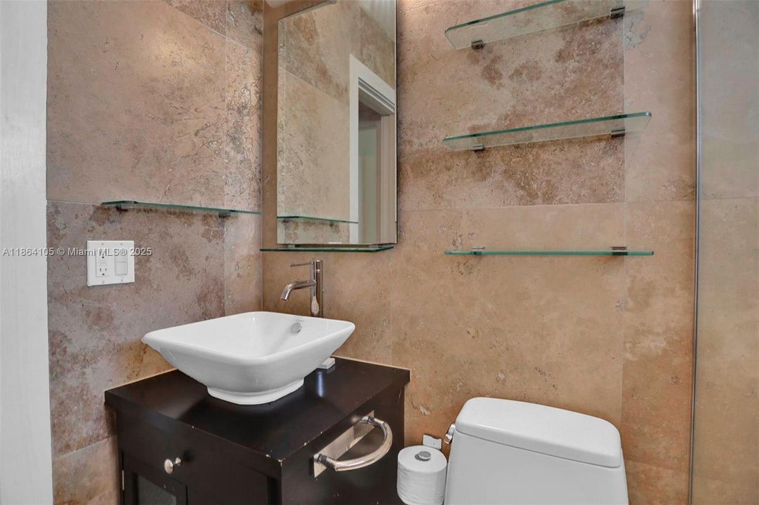 For Sale: $325,000 (1 beds, 1 baths, 700 Square Feet)