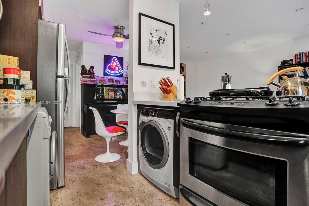 For Sale: $325,000 (1 beds, 1 baths, 700 Square Feet)