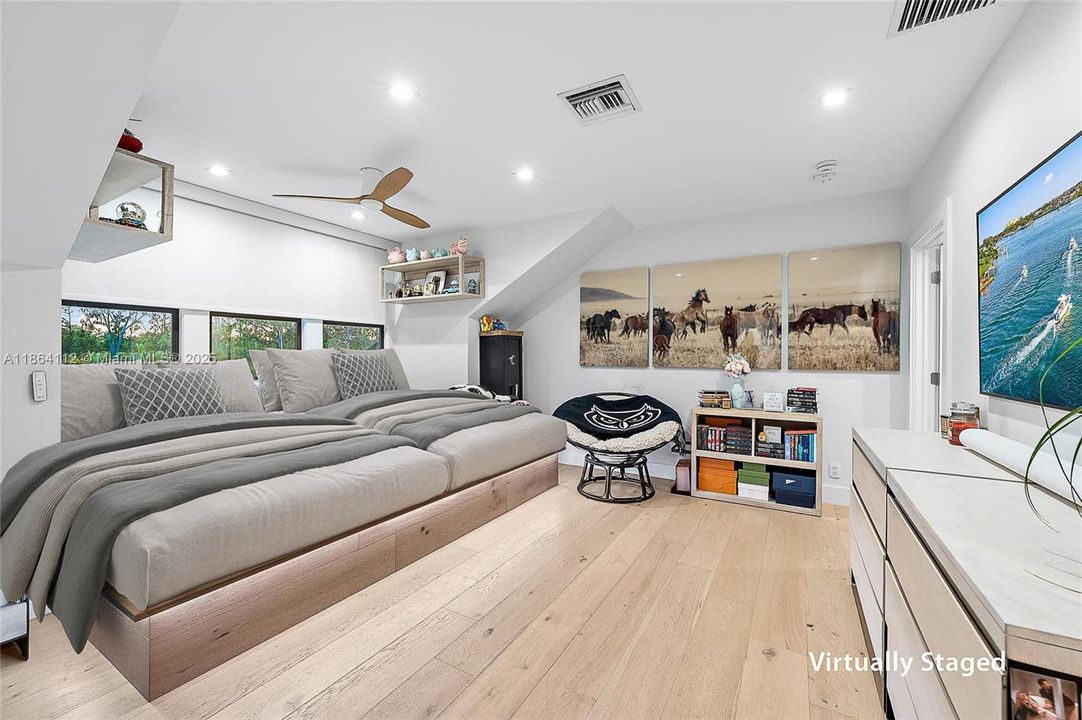 Vendido Recientemente: $4,750,000 (5 camas, 6 baños, 6027 Pies cuadrados)