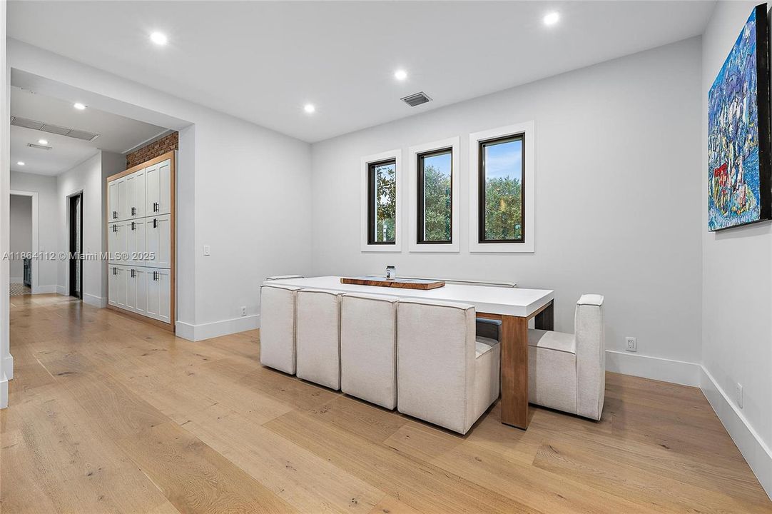 Vendido Recientemente: $4,750,000 (5 camas, 6 baños, 6027 Pies cuadrados)