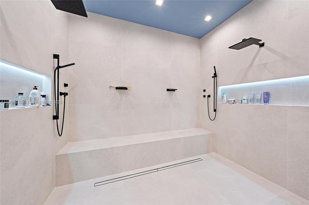 Vendido Recientemente: $4,750,000 (5 camas, 6 baños, 6027 Pies cuadrados)