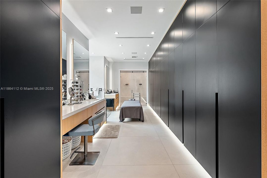 Vendido Recientemente: $4,750,000 (5 camas, 6 baños, 6027 Pies cuadrados)