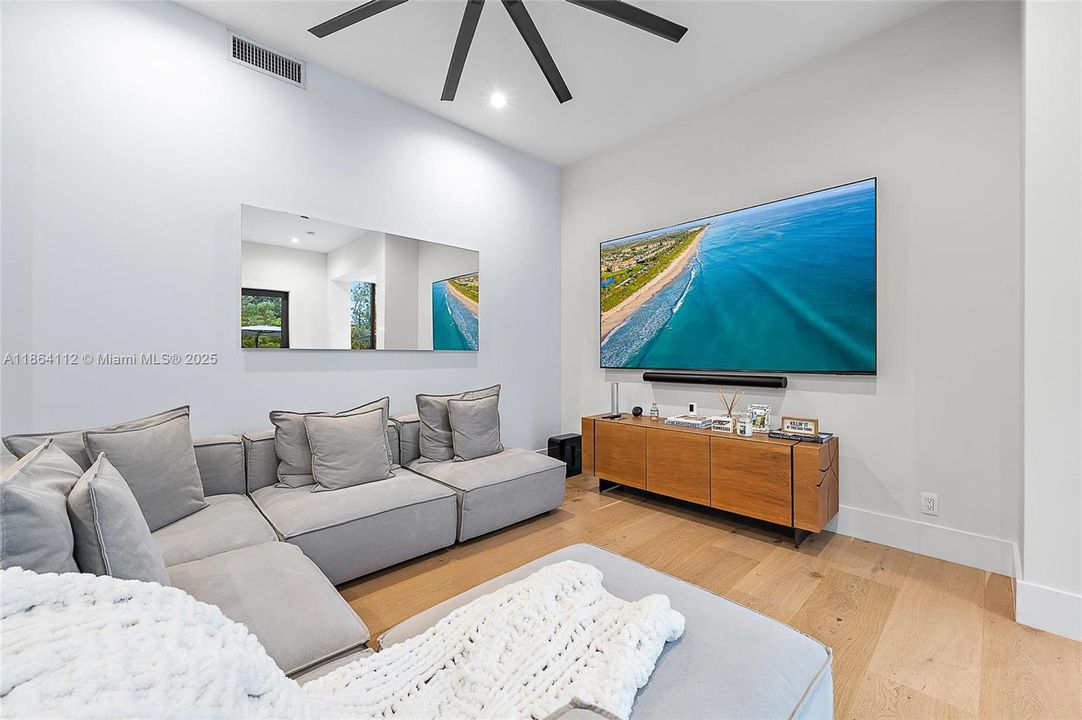 Vendido Recientemente: $4,750,000 (5 camas, 6 baños, 6027 Pies cuadrados)