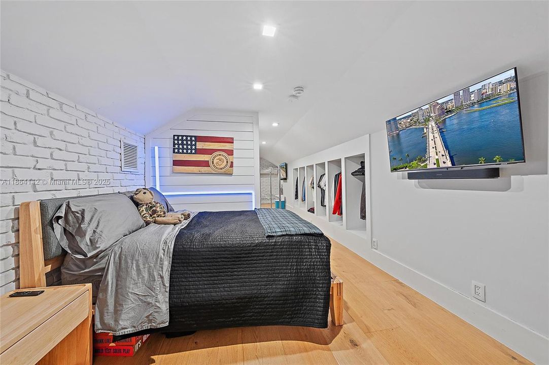 Vendido Recientemente: $4,750,000 (5 camas, 6 baños, 6027 Pies cuadrados)