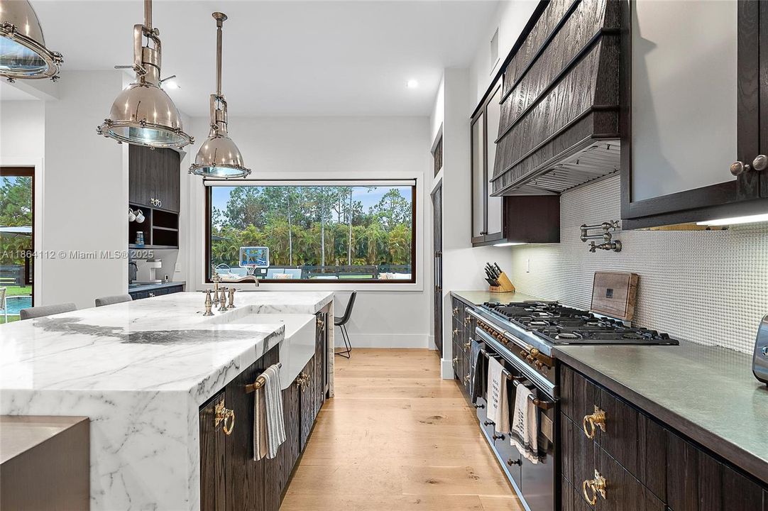 Vendido Recientemente: $4,750,000 (5 camas, 6 baños, 6027 Pies cuadrados)