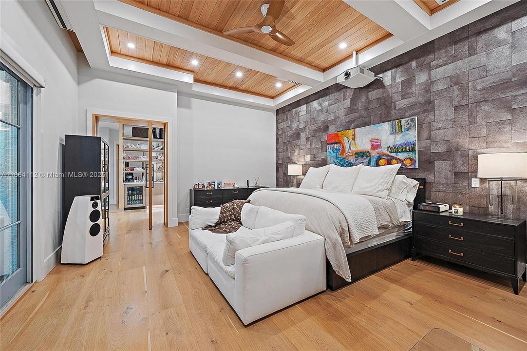 Vendido Recientemente: $4,750,000 (5 camas, 6 baños, 6027 Pies cuadrados)