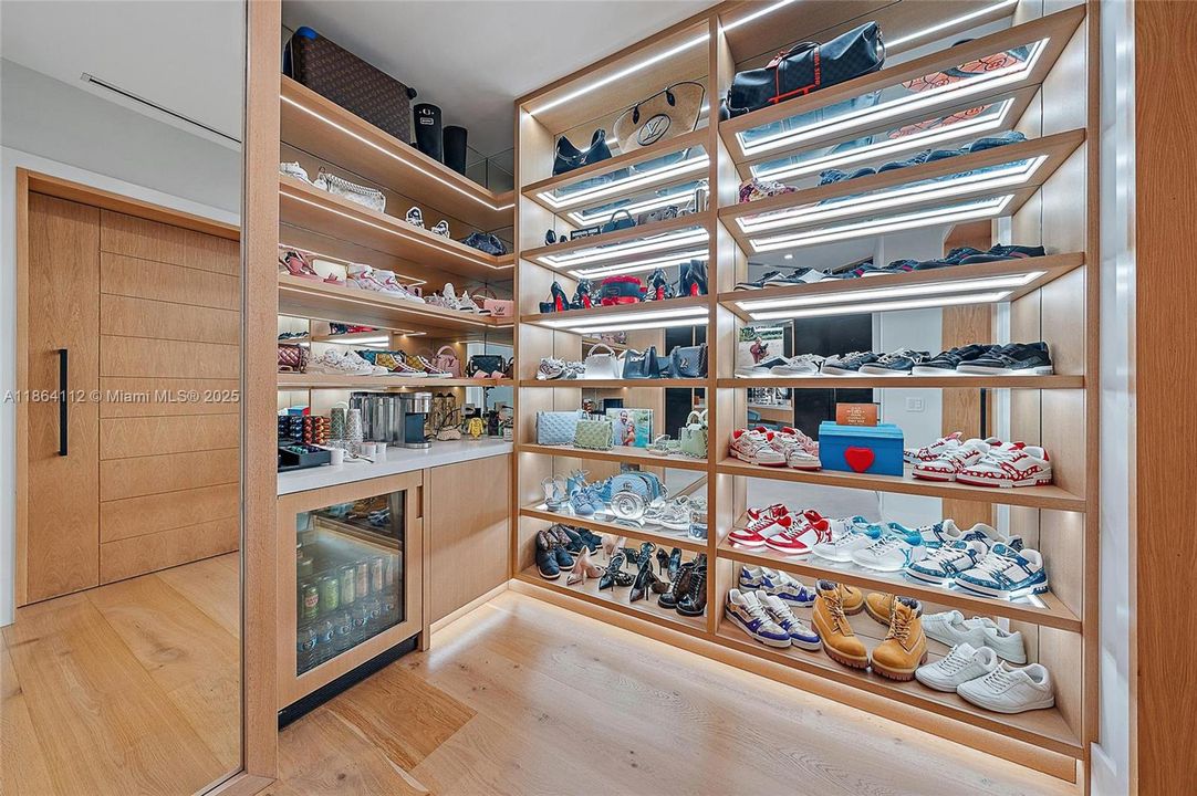 Vendido Recientemente: $4,750,000 (5 camas, 6 baños, 6027 Pies cuadrados)