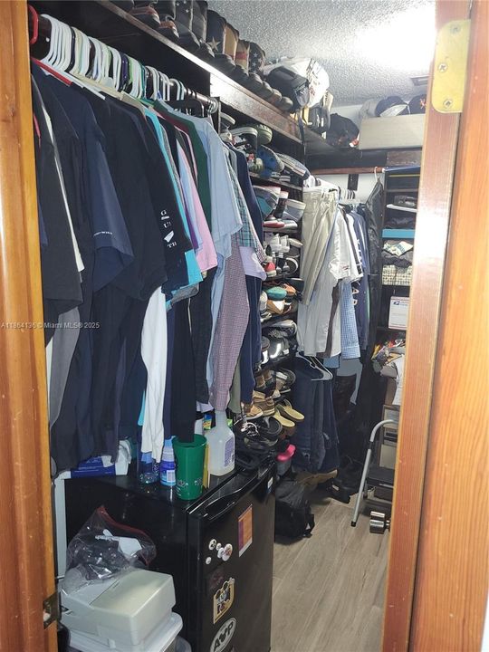 2 Bedroom Walkin Closet