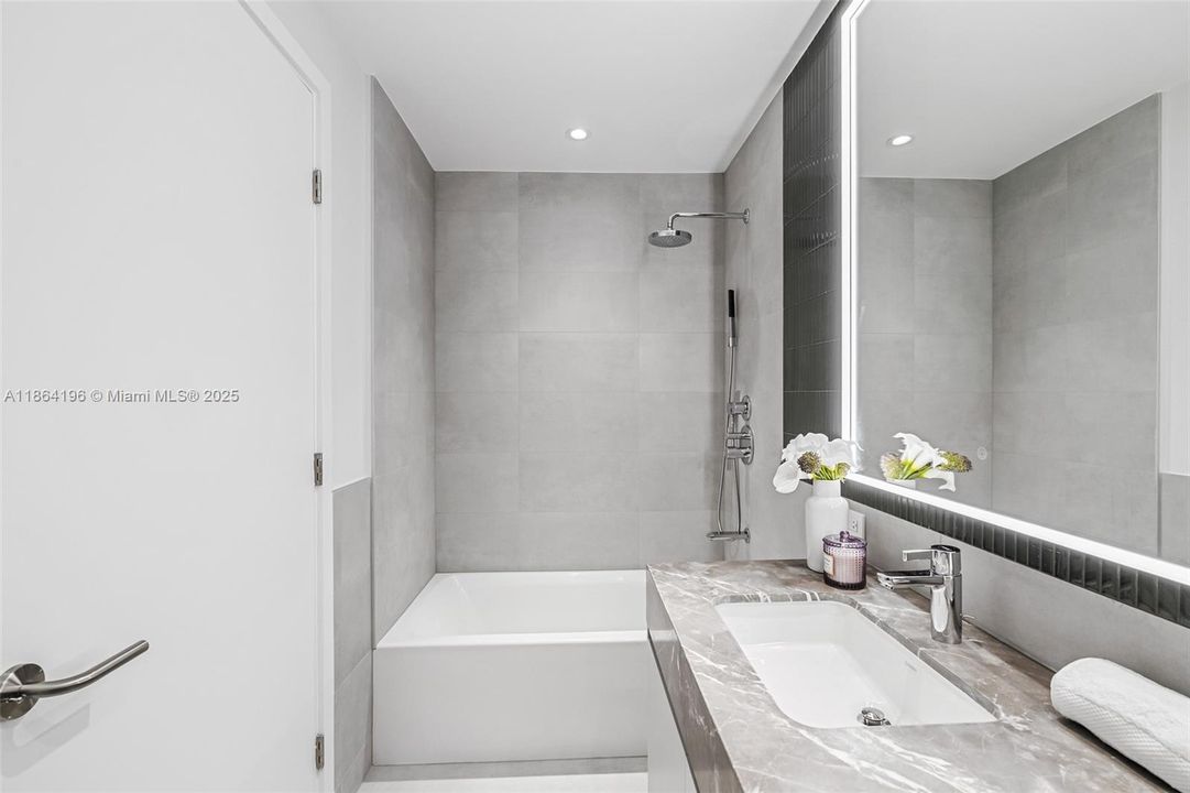 Active With Contract: $4,230,000 (3 beds, 4 baths, 1991 Square Feet)