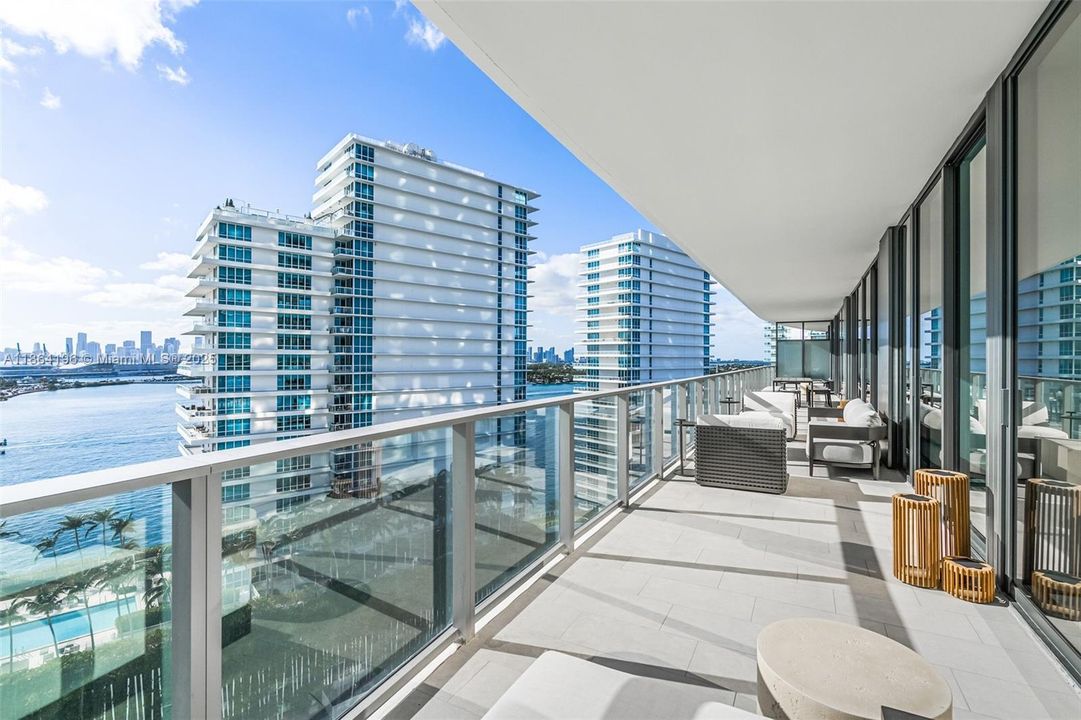 Active With Contract: $4,230,000 (3 beds, 4 baths, 1991 Square Feet)