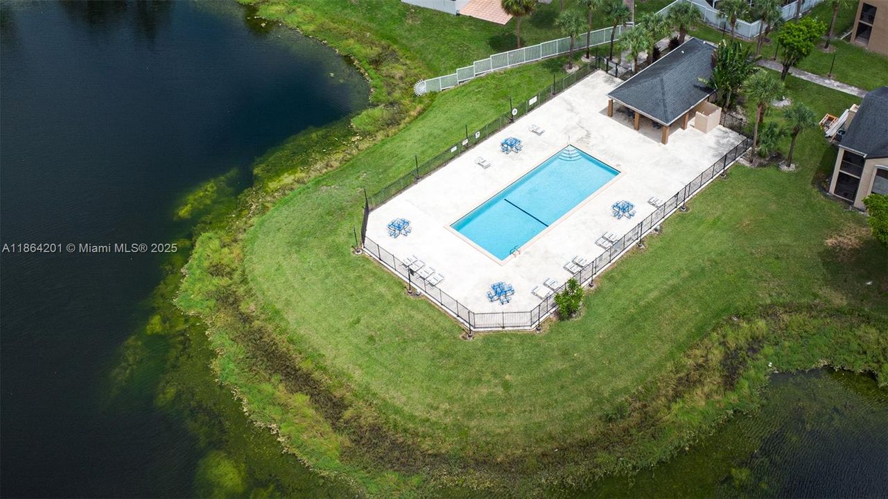 合同活跃: $399,900 (3 贝兹, 2 浴室, 1170 平方英尺)