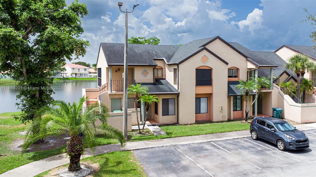 合同活跃: $399,900 (3 贝兹, 2 浴室, 1170 平方英尺)